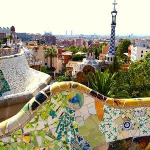 Vista de Parc Guel en Barcelona con muro en trencardi