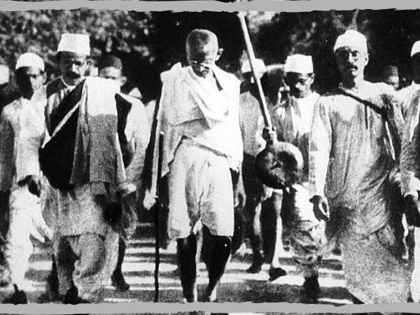 Mahatma Gandhi en la marcha de la sal