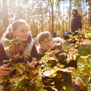 niños en actividades de protección del patrimonio