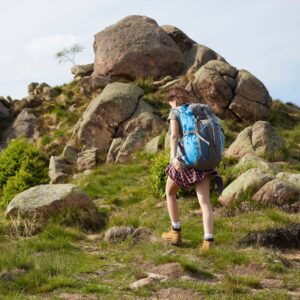 turista escalando una montaña