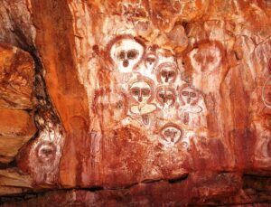 Pictografías conocidas como Wandjina en el desfiladero de Wunnumurra, río Barnett, Kimberley, Australia Occidental