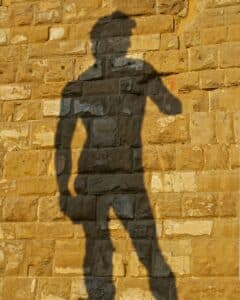 reflejo del David de Miguel Ángel en una pared