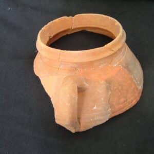pieza de cerámica arqueológica restaurada