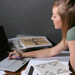 una joven investigando su genealogía