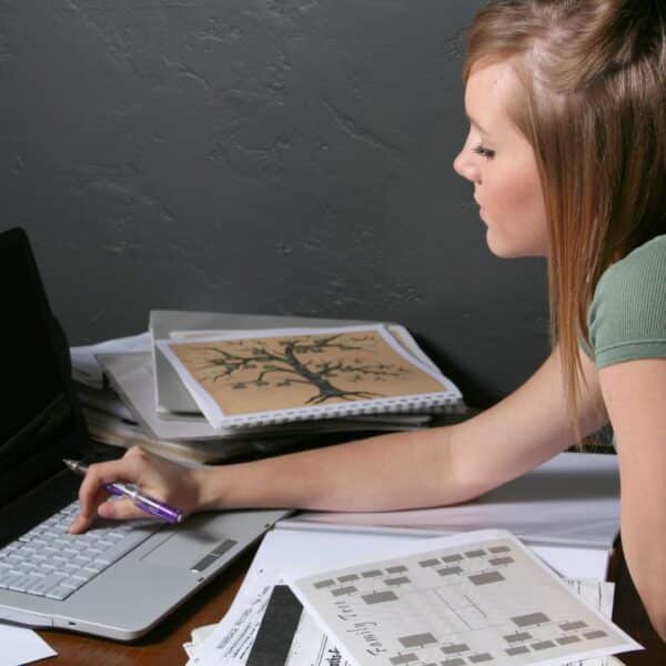 una joven investigando su genealogía