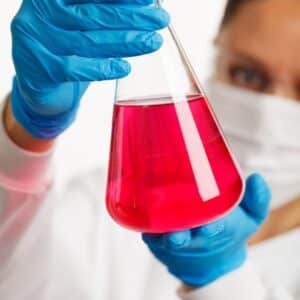 botella con líquido rojo en un laboratorio químico