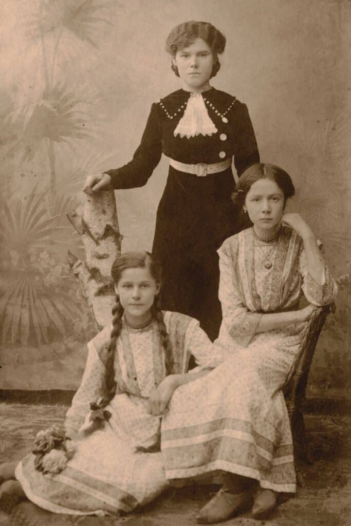 foto antigua de una madre y dos hijas